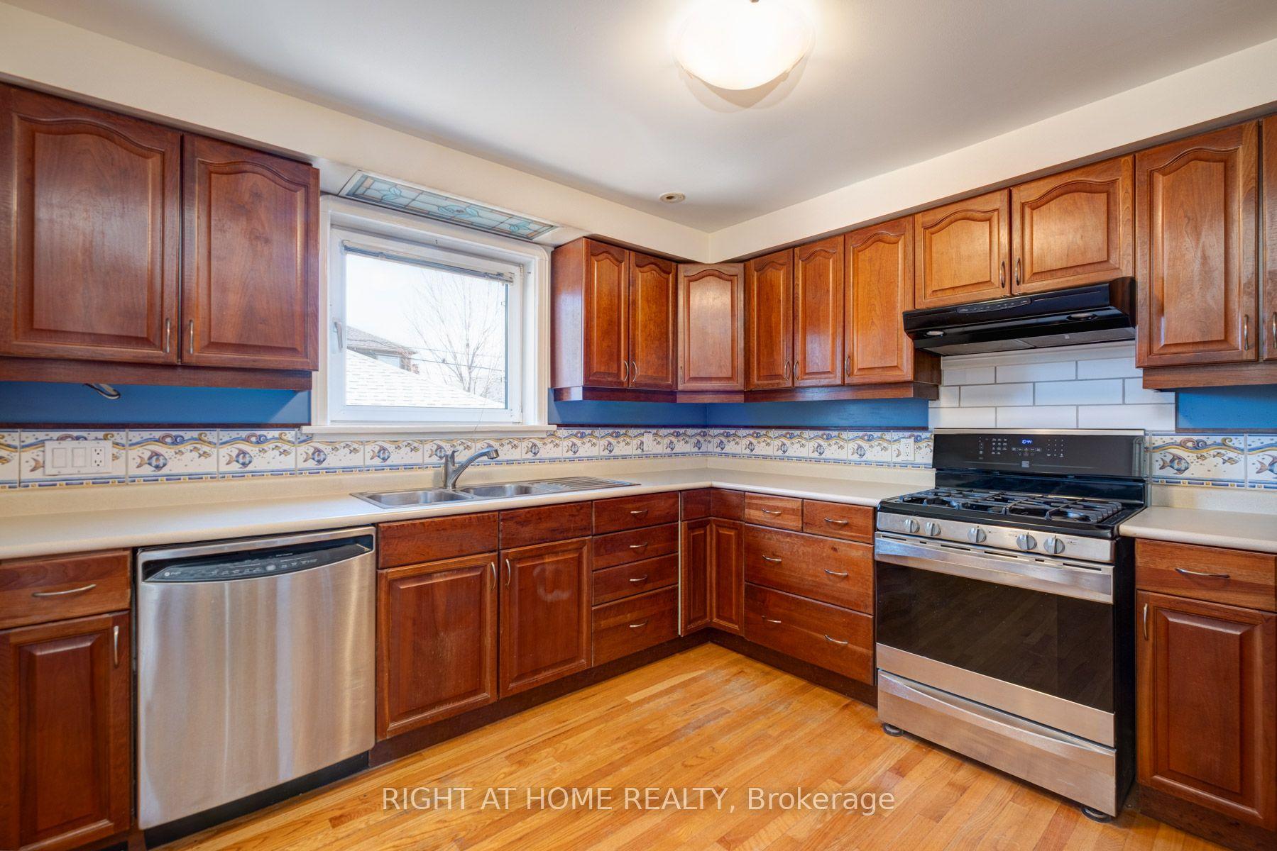 952 Coxwell Avenue Main #Main — photo 1