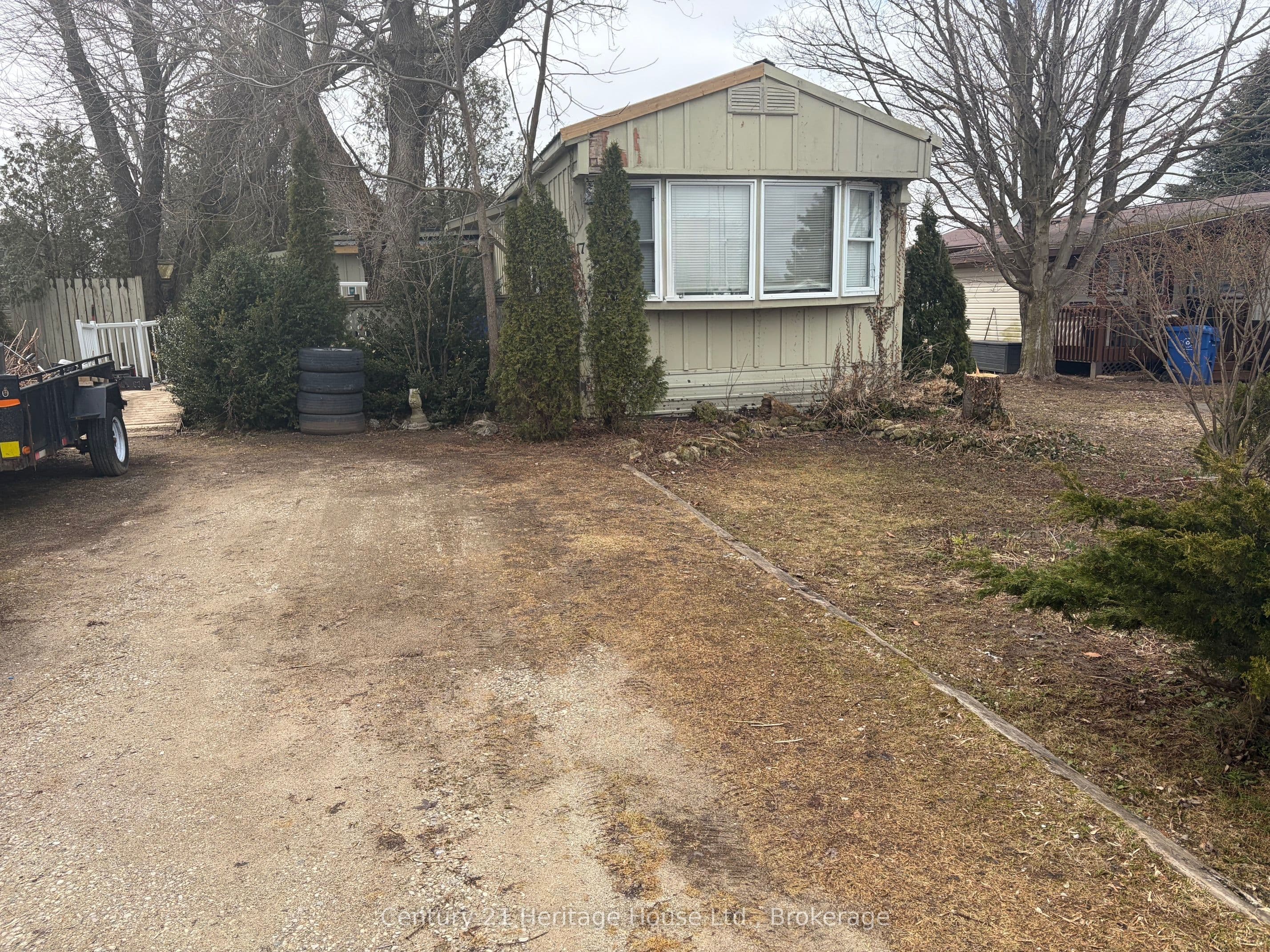 Unit 17 -302694 Douglas Street W — photo 1