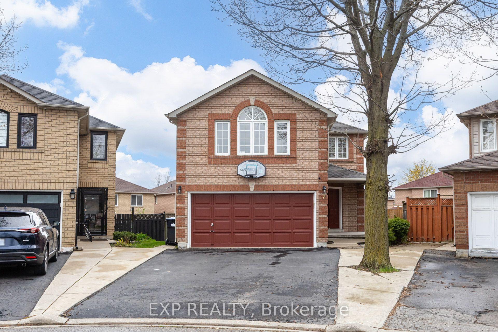 7 Flaming Oak Court — photo 1