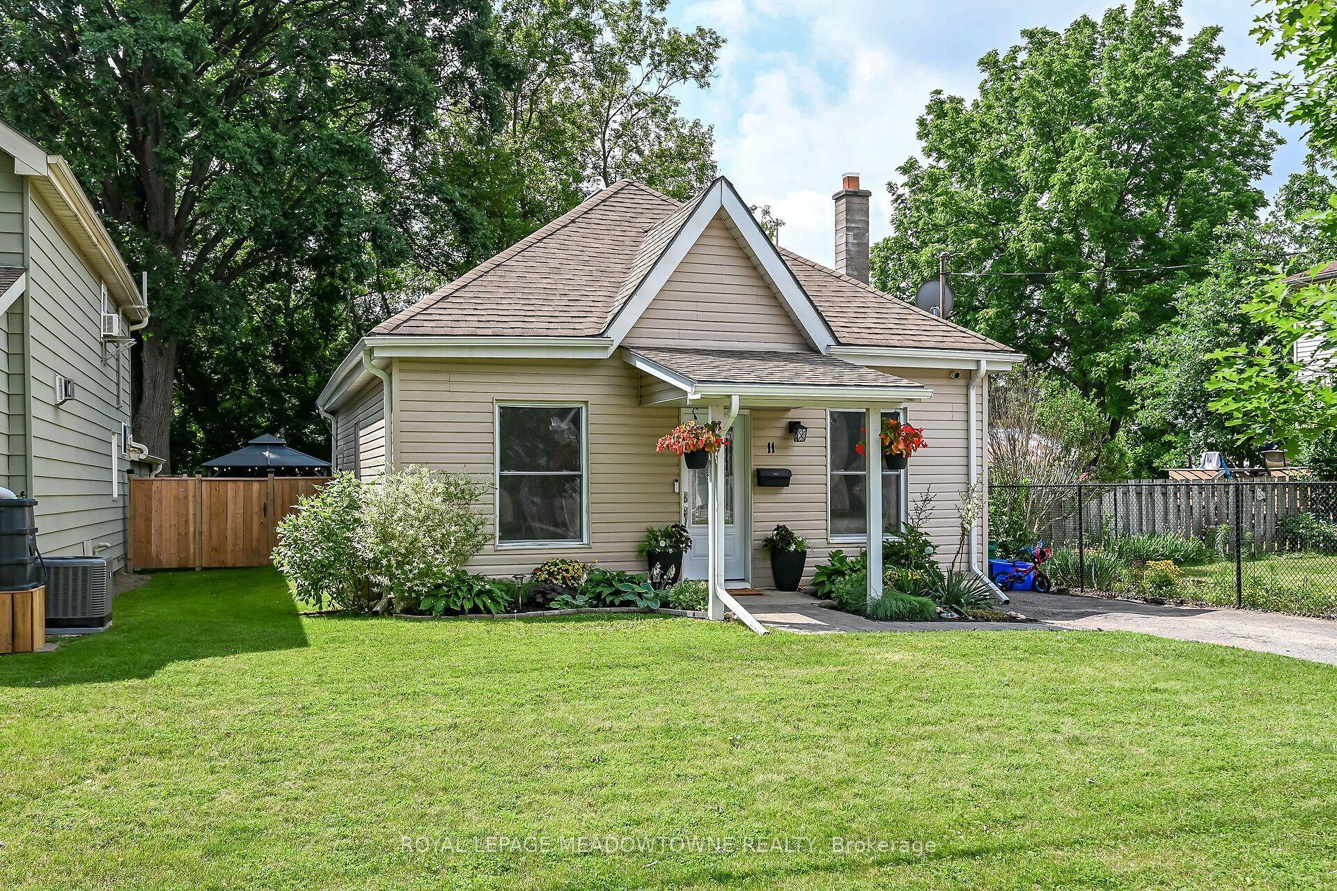 11 Stirton Avenue, Brant — Detached for sale, photo 1