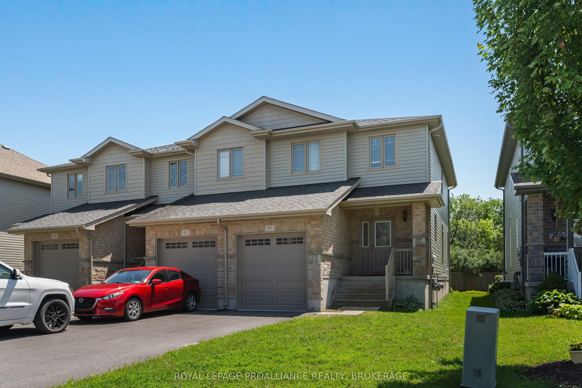917 Blossom Street, Kingston — Townhouse for sale, photo 1