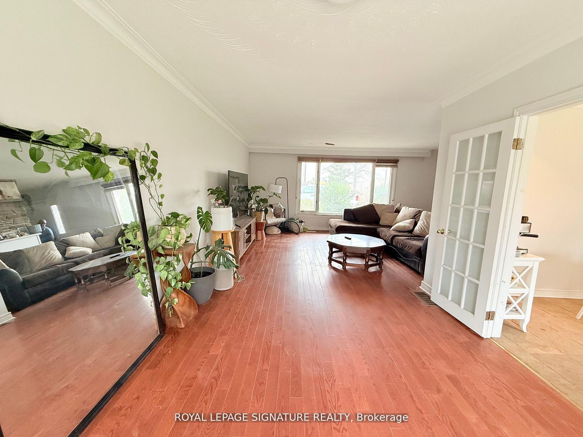 38 Burnhamthorpe Road W — photo 1