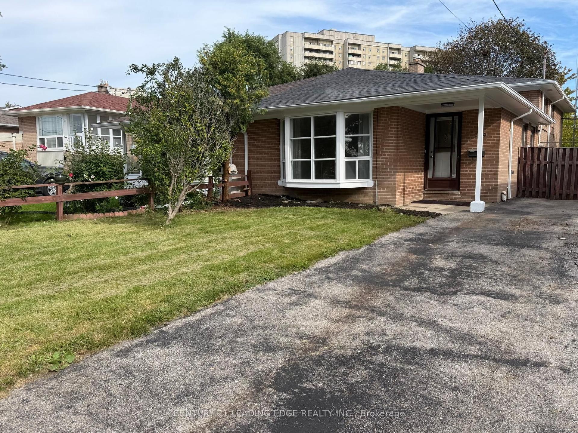 219 Lynedock Crescent, Toronto — Semi-Detached for sale, photo 1