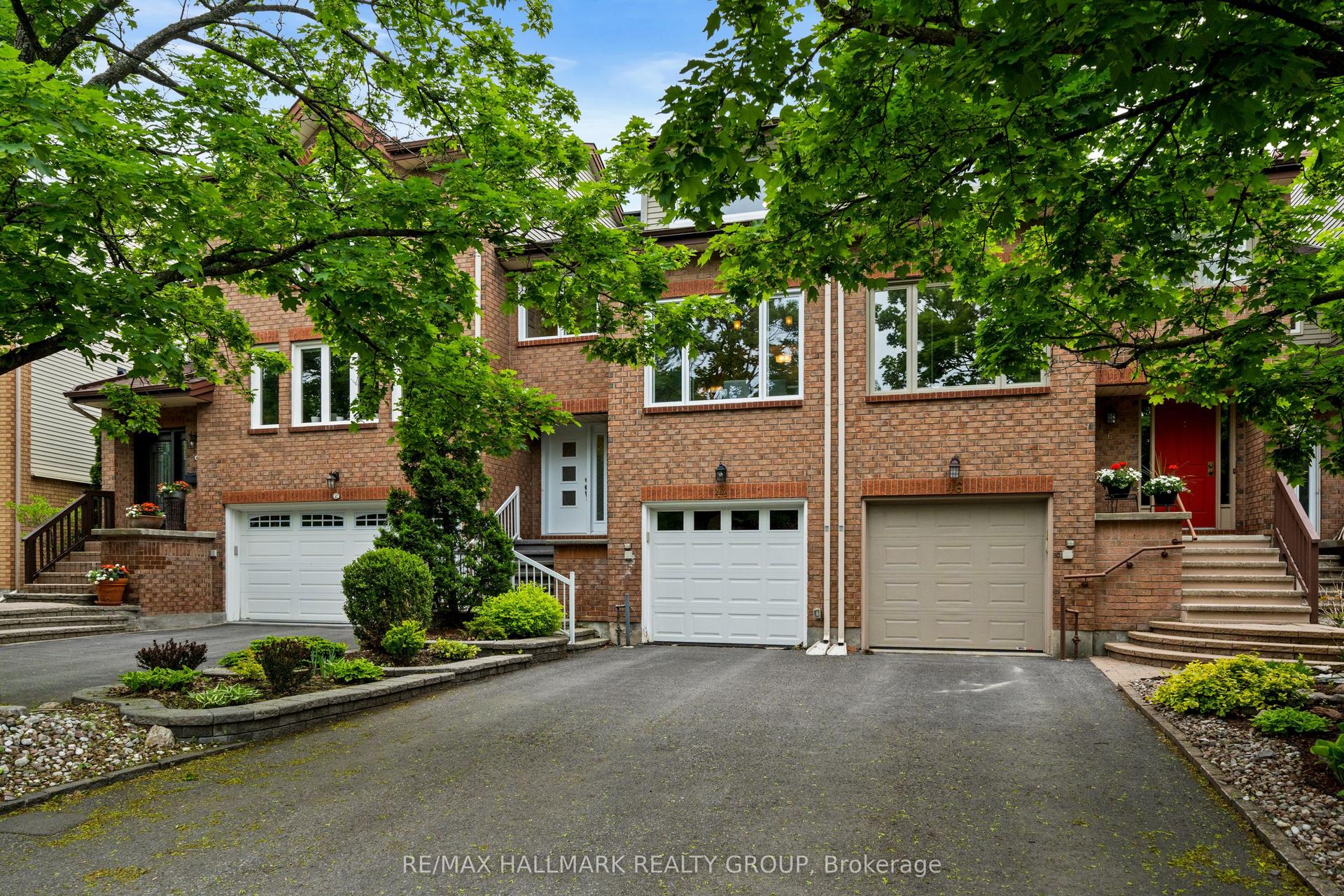 44 Dunbarton Court, Manor Park - Cardinal Glen and Area — Townhouse for lease, photo 1