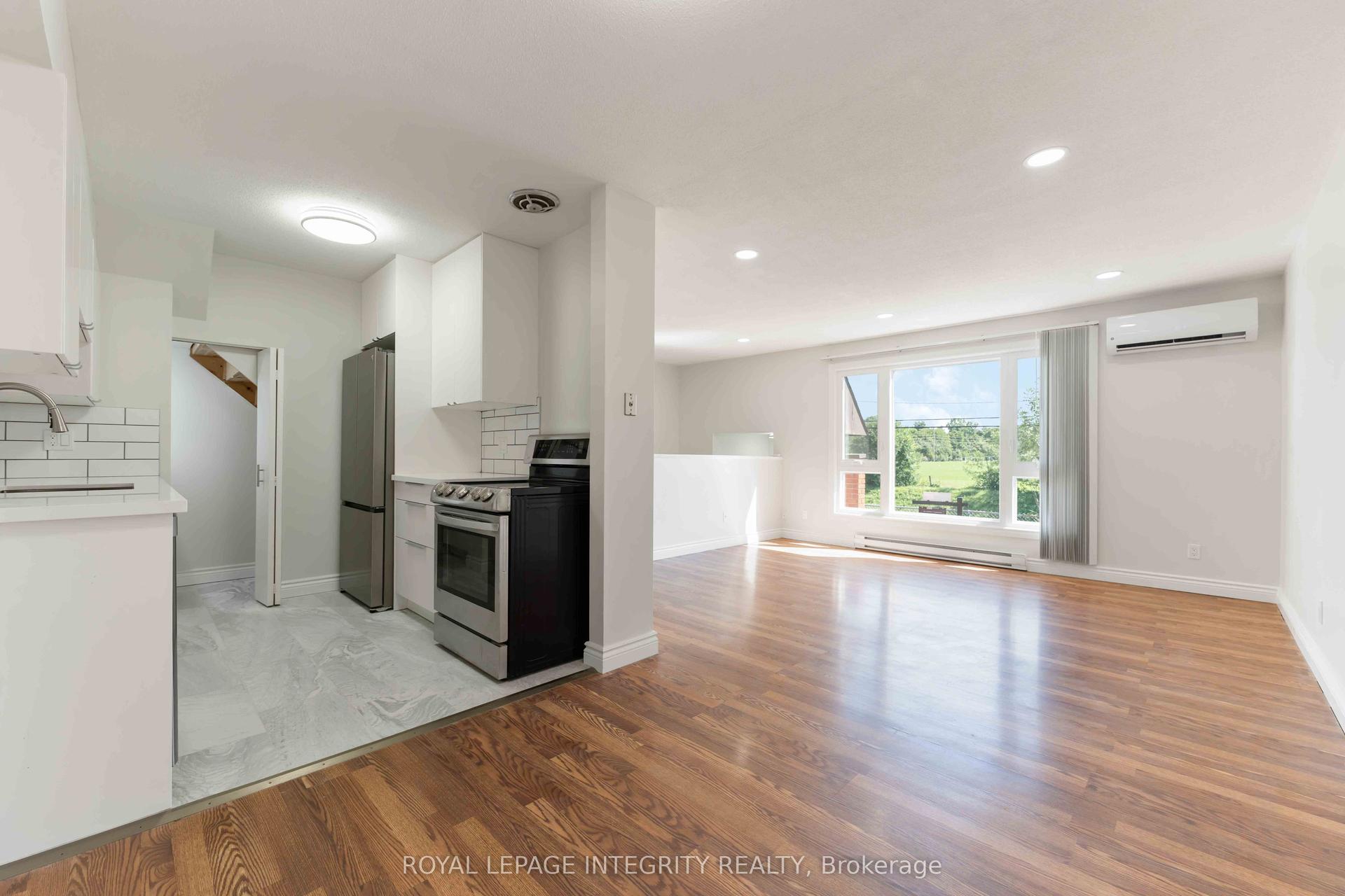 5 Banner Road, South of Baseline to Knoxdale — Condo Town for lease, photo 1