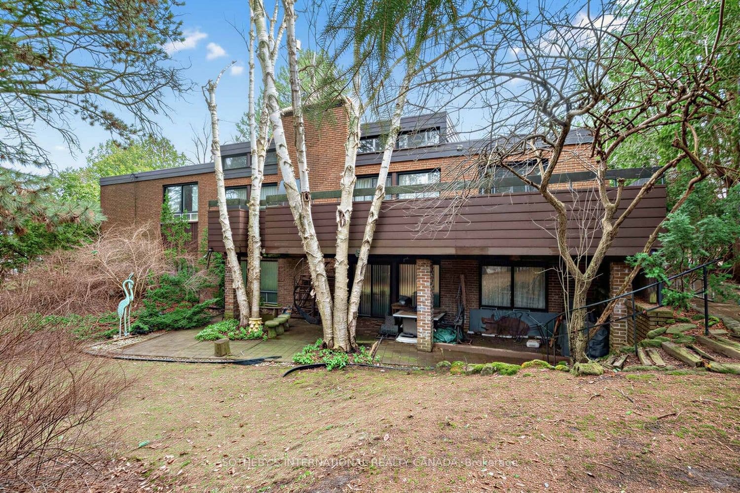 16 Royal Oak Drive — photo 1