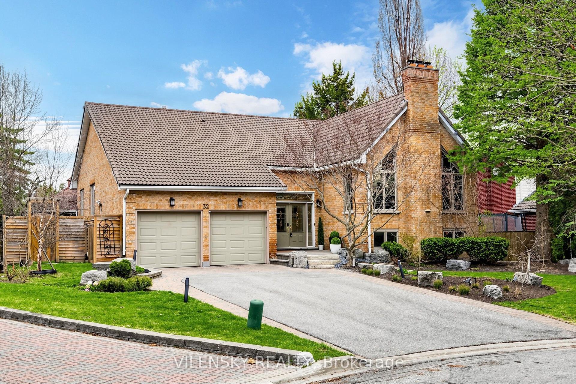 32 Whitfield Court, Aurora — Detached for sale, photo 1