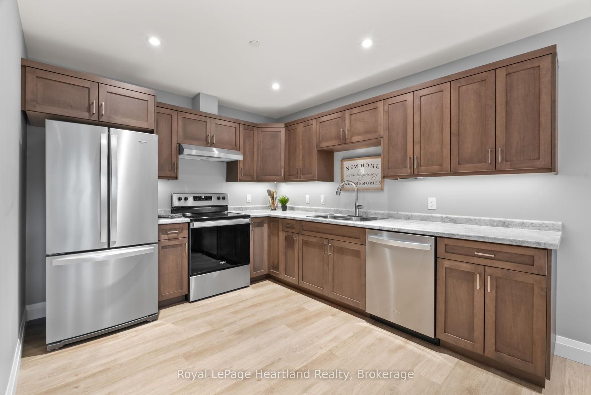 187 VICTORIA Street W 202 #202, North Huron — Multiplex for lease, photo 1
