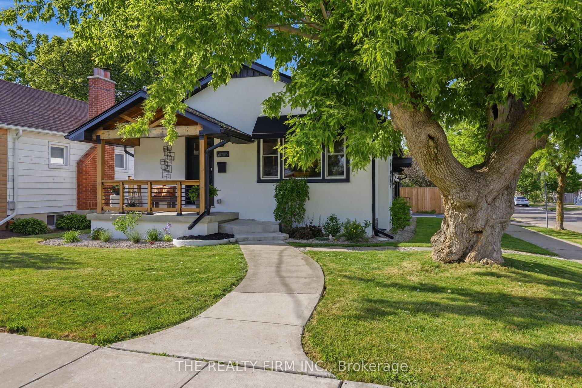 8 Briscoe Street W — photo 1