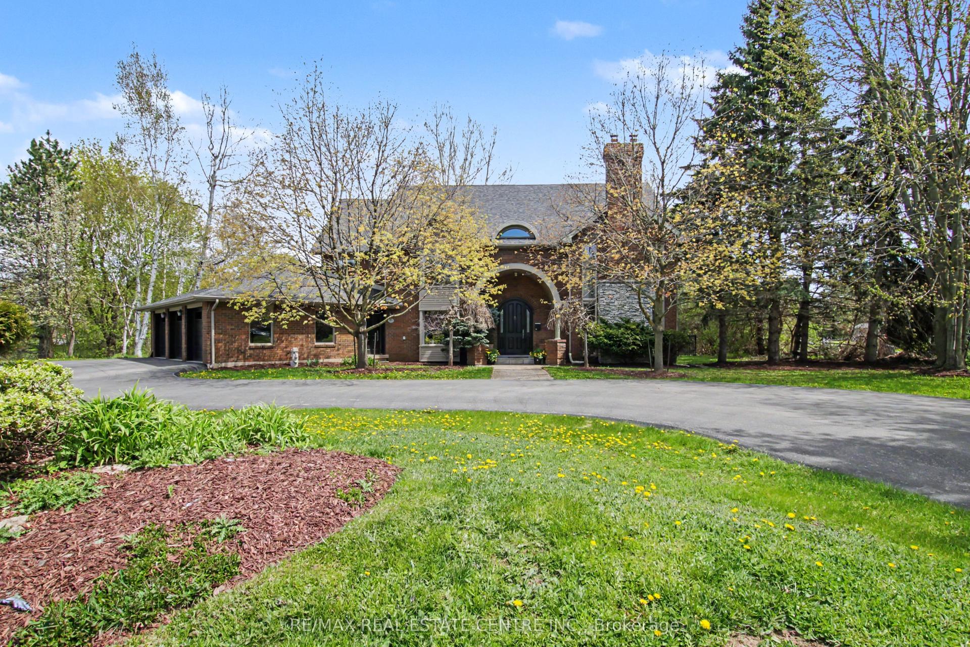 155 Crawford Crescent — photo 1