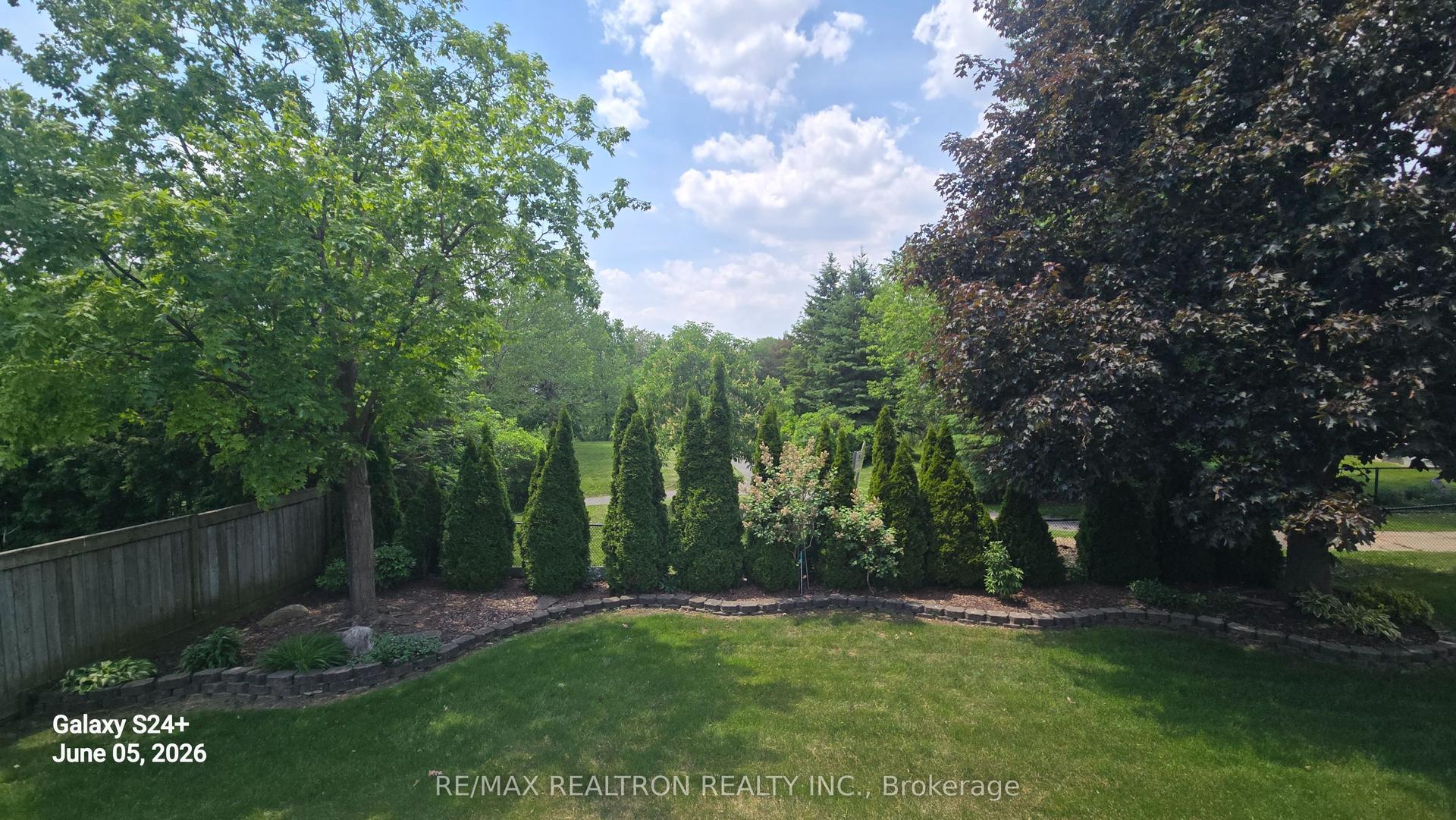 6 White Oak Crescent — photo 1
