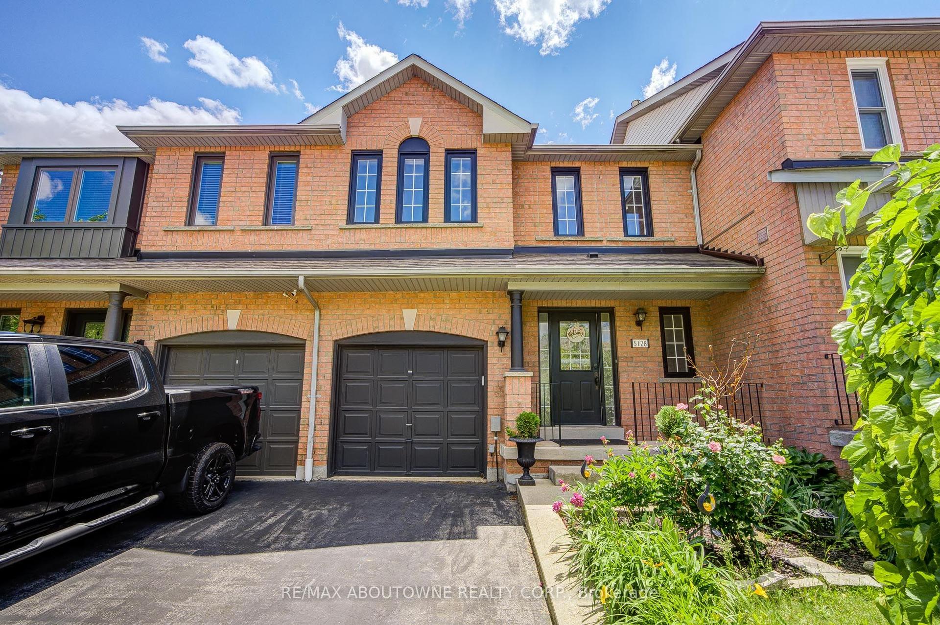 5128 Falconcrest Drive, Burlington — Townhouse for sale, photo 1