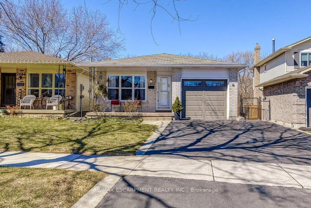 2405 Malcom Crescent — photo 1