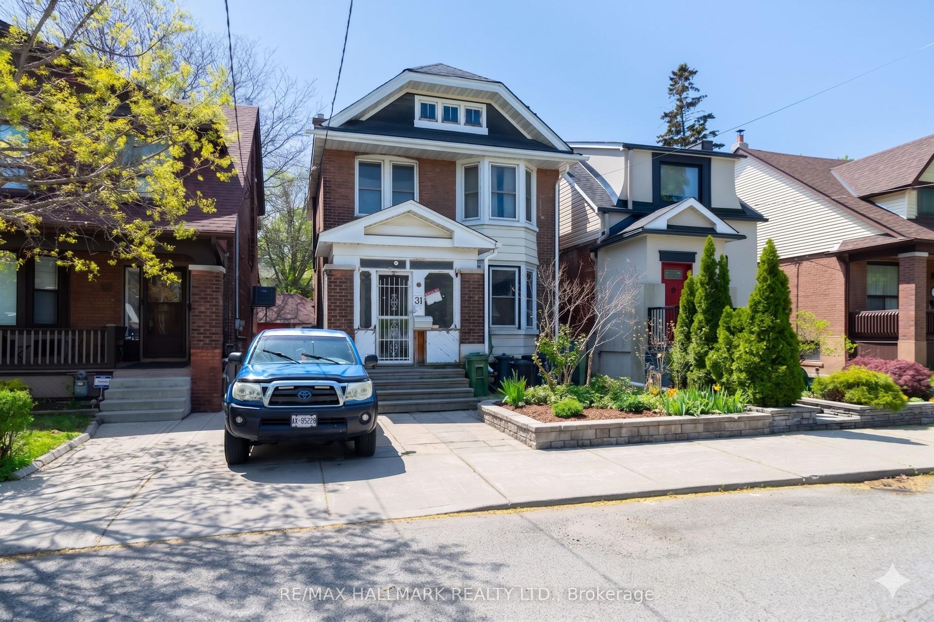 31 Gates Avenue — photo 1