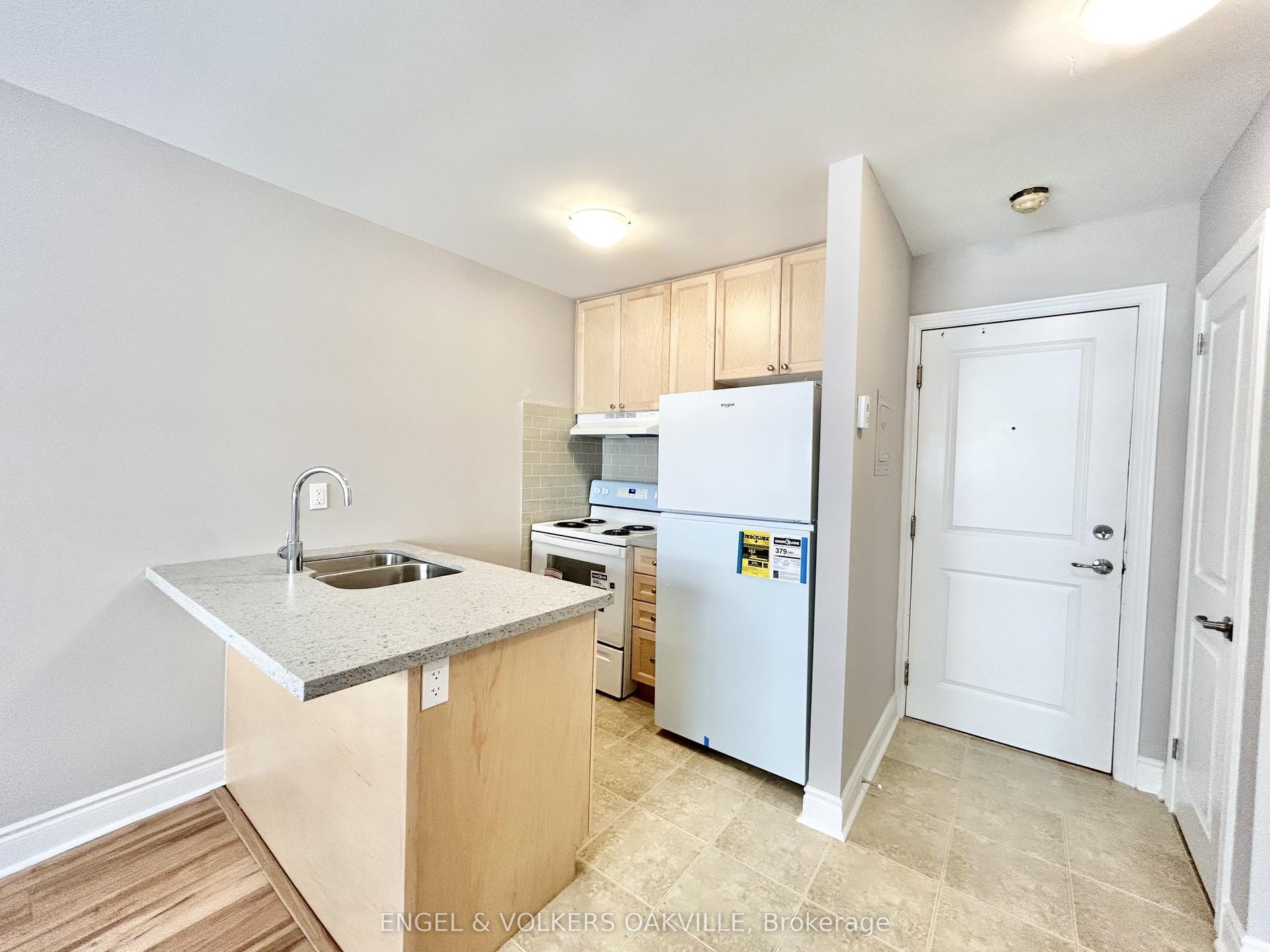 11 Thirty Third Street 204 #204, Toronto — Multiplex for lease, photo 1