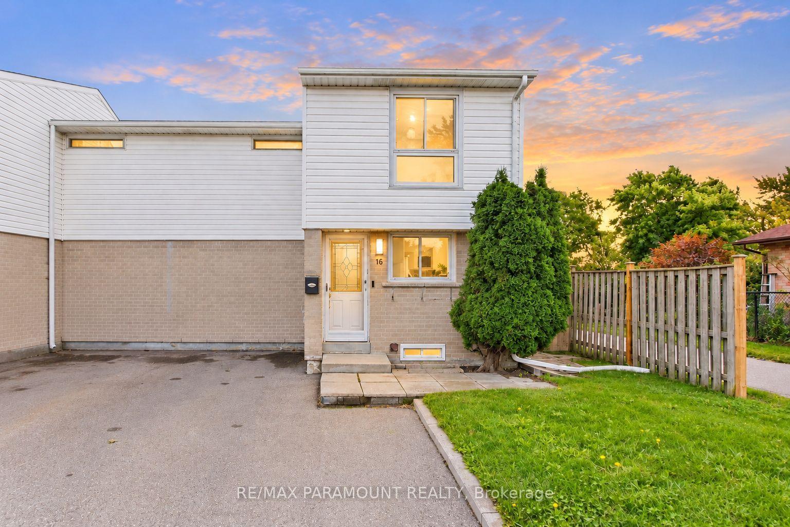 16 Gleneaden Court, Brampton — Townhouse for sale, photo 1