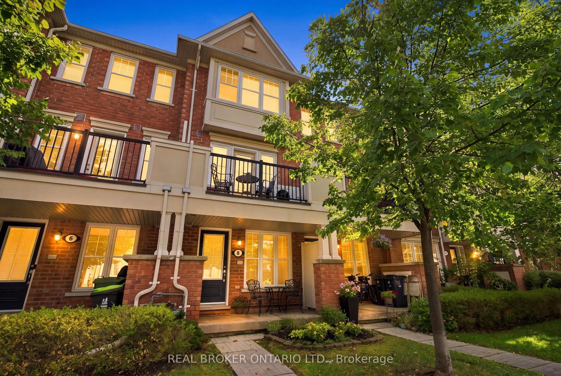 8 Ayers Crescent, Toronto — Condo Town for sale, photo 1