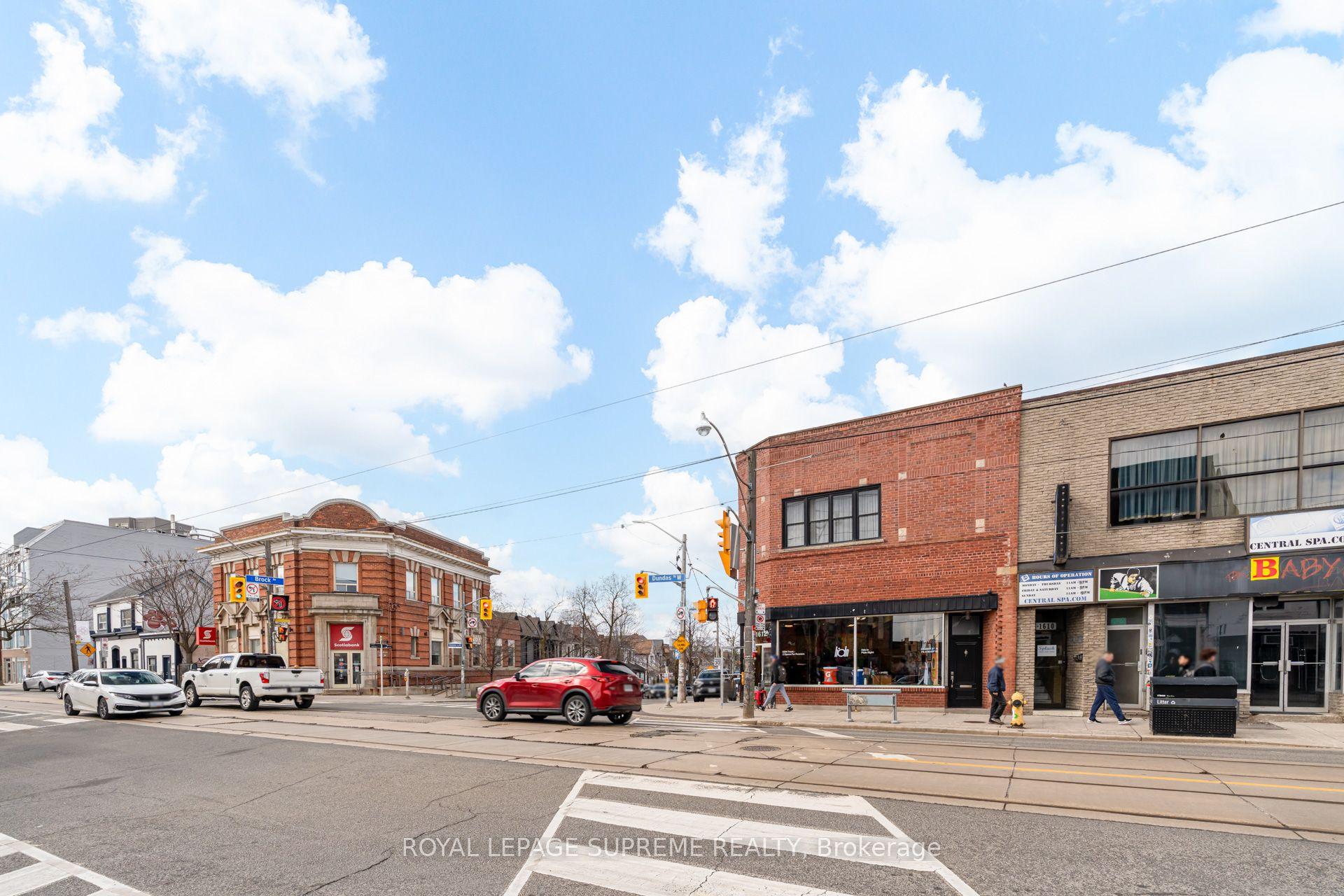 1612 Dundas Street W — photo 1