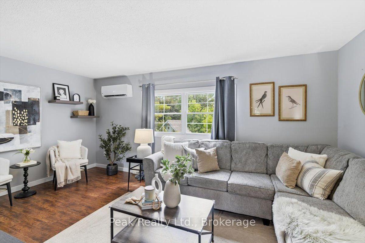 1673 Applewood Crescent, Peterborough — Townhouse for sale, photo 1