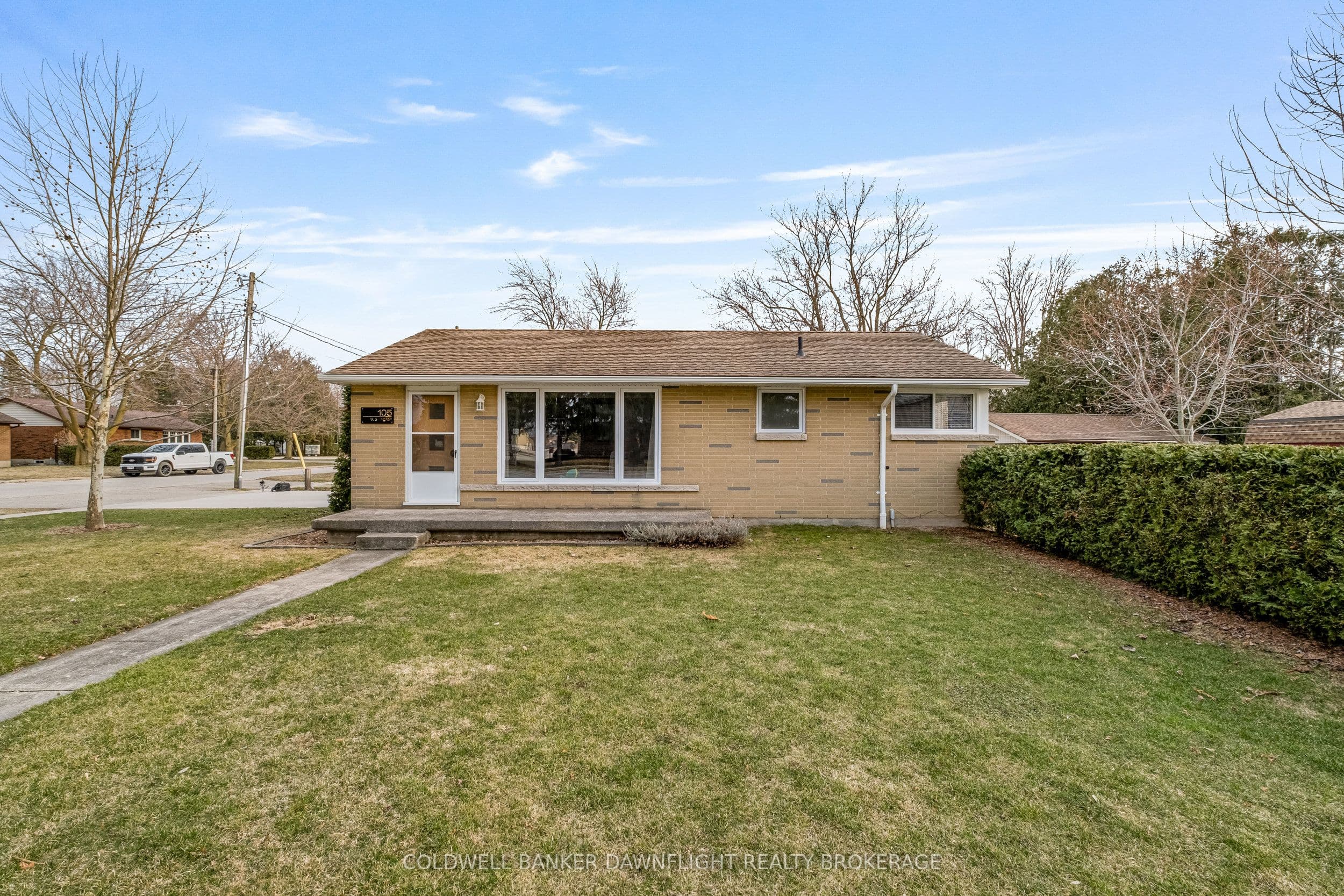 105 Wellington Street W — photo 1