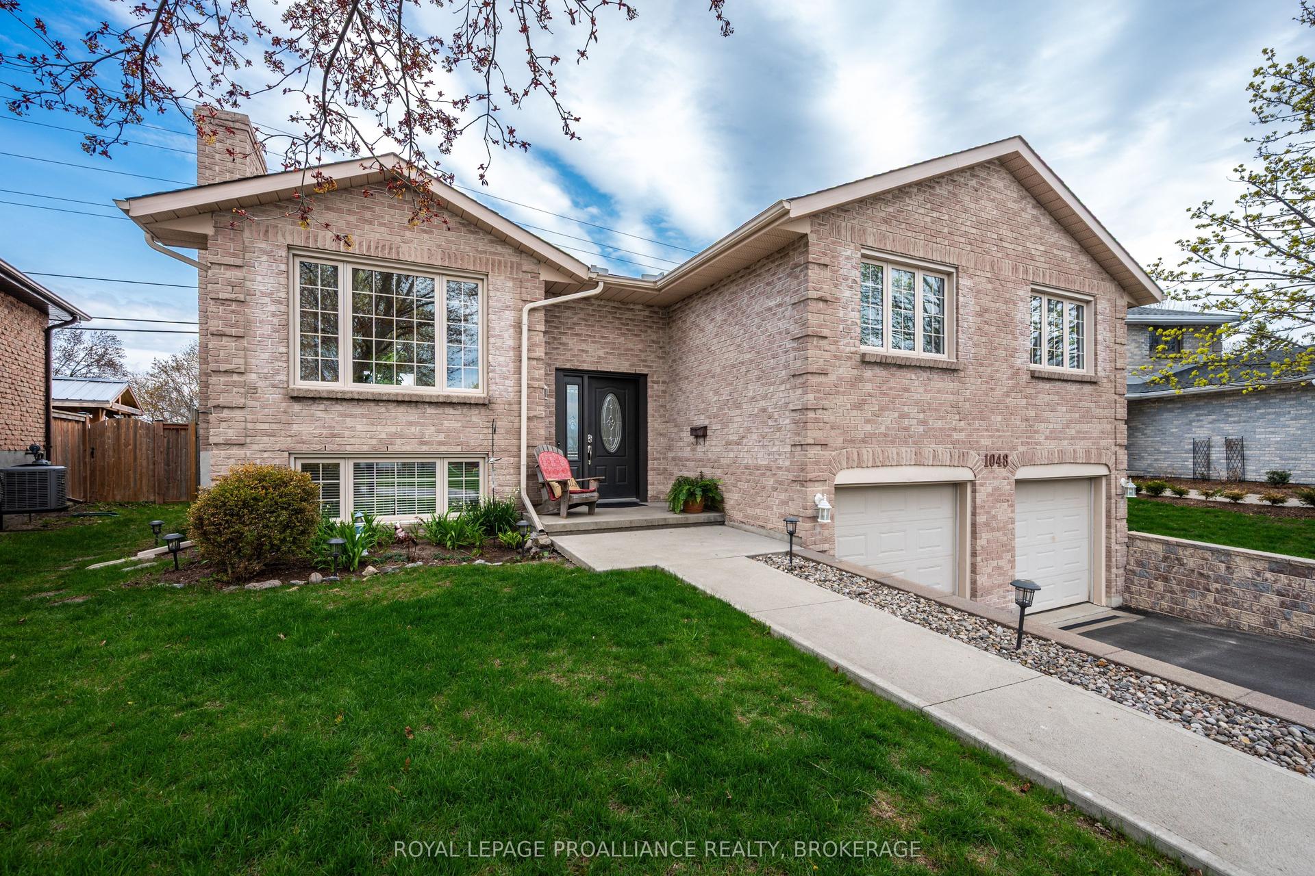 1048 Palmerston Crescent — photo 1