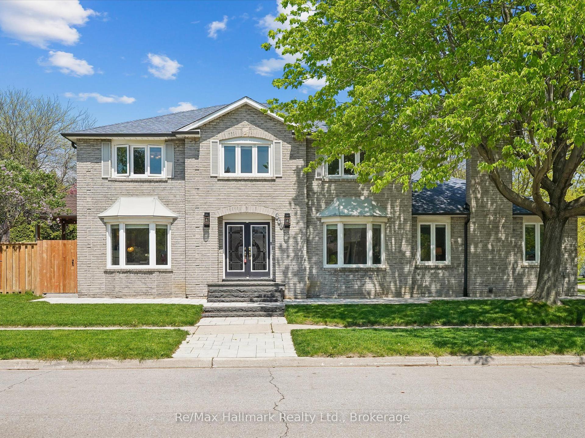 560 Chillingham Crescent — photo 1