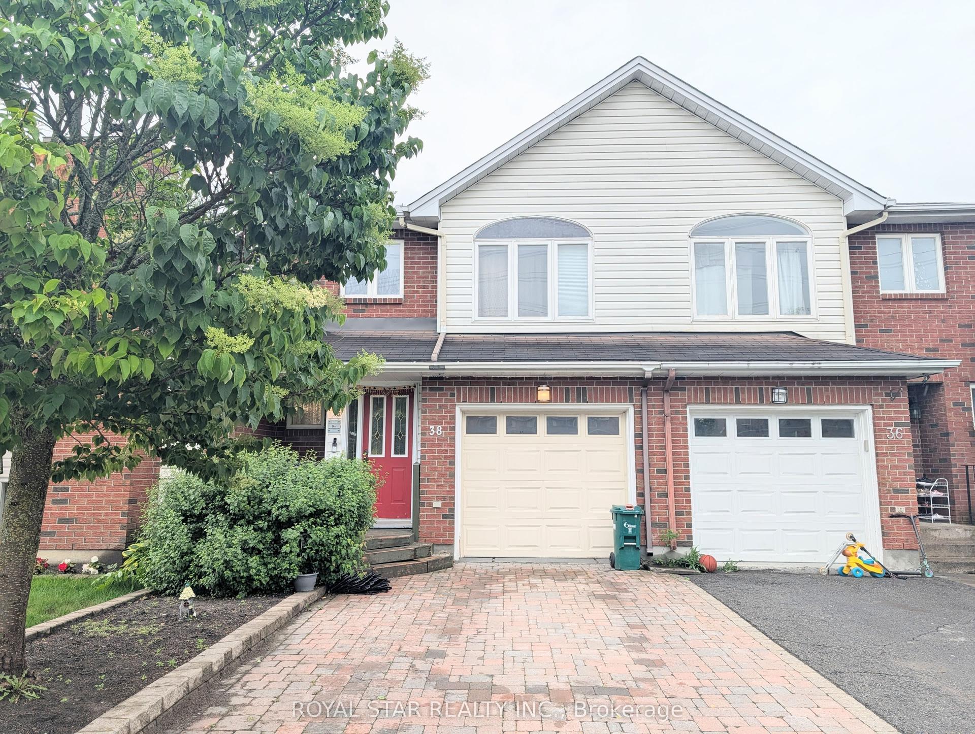 38 Springcreek Crescent — photo 1