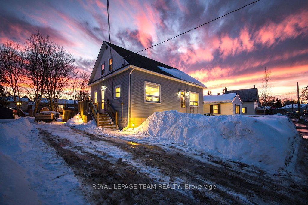 1120 Pembroke Street W — photo 1