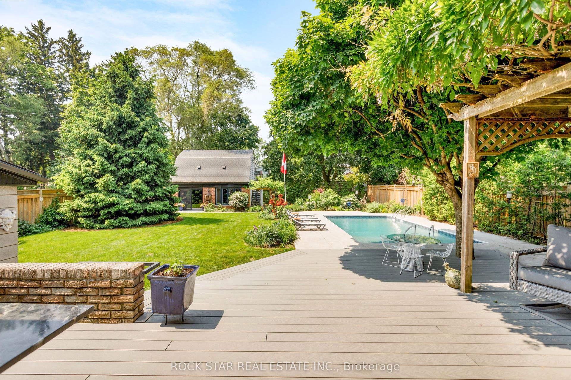 946 Glenwood Avenue — photo 1