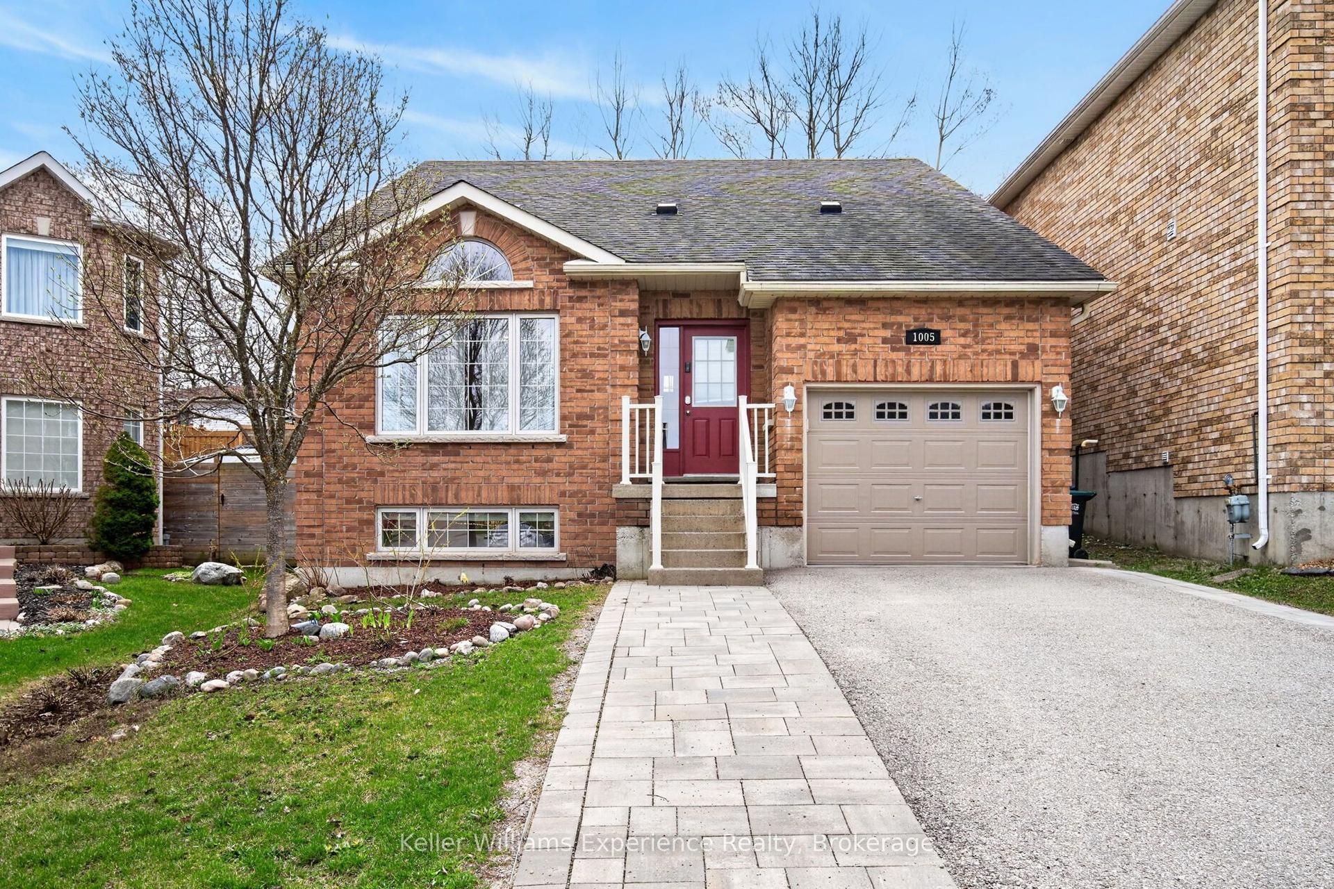 1005 WHITNEY Crescent — photo 1