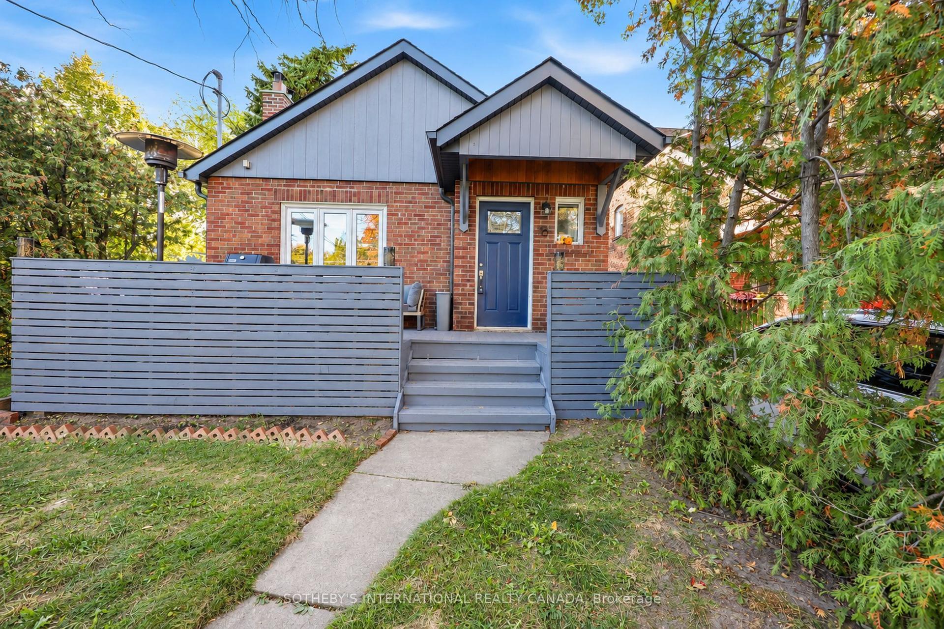 16 Smithfield Drive, Toronto — Detached for sale, photo 1