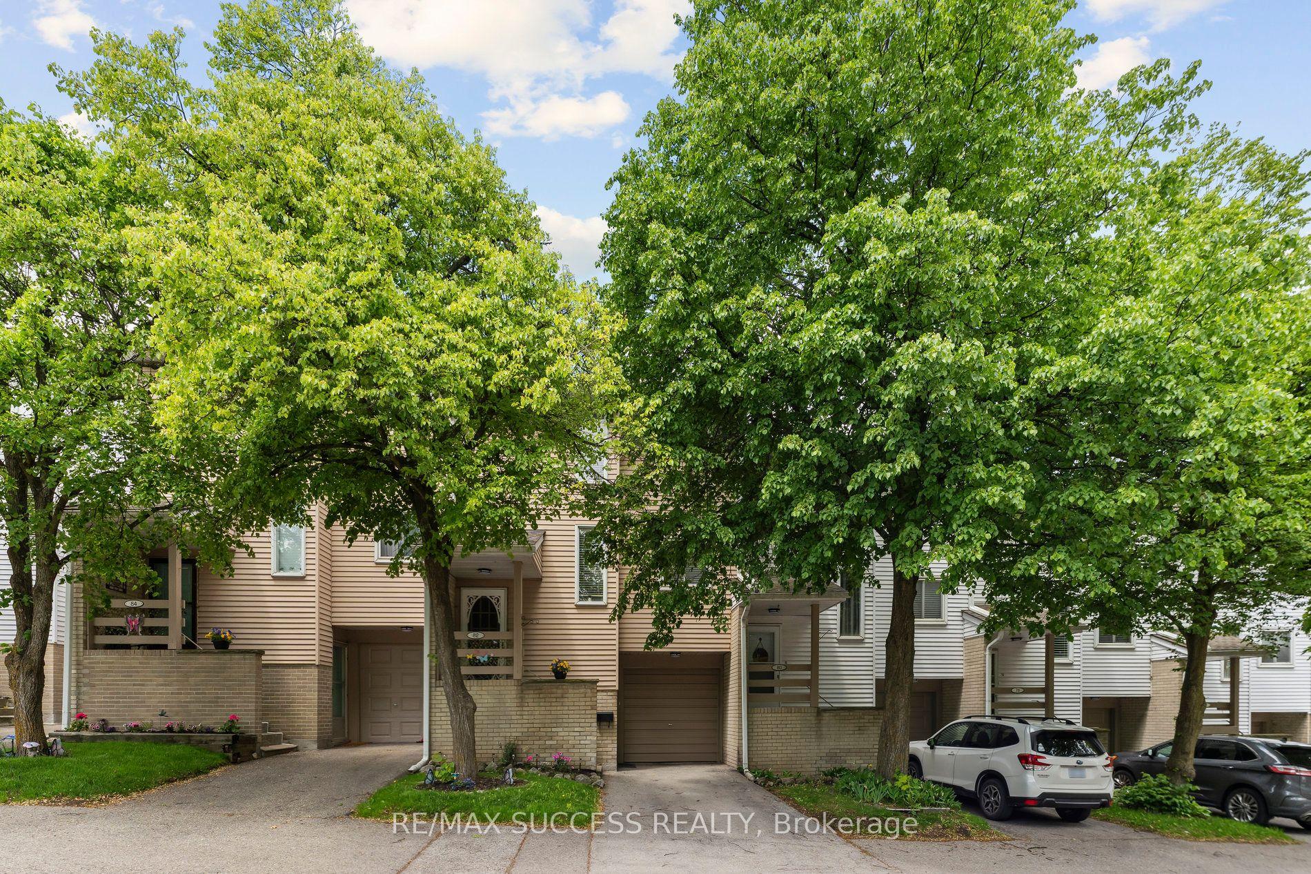 82 Lynden Circle — photo 1