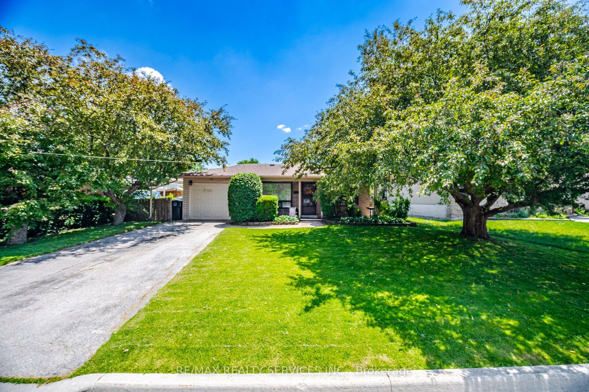 15 Ferndale Crescent — photo 1