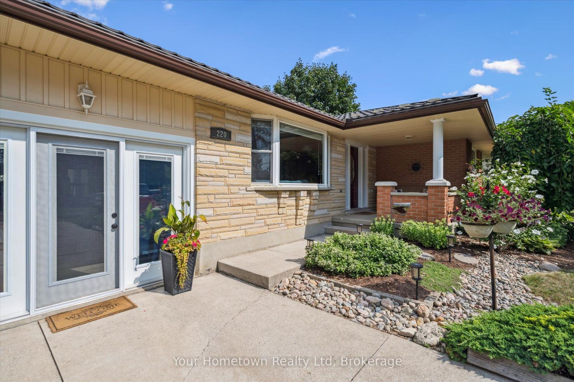 220 Colborne Street, Centre Wellington — Detached for sale, photo 1