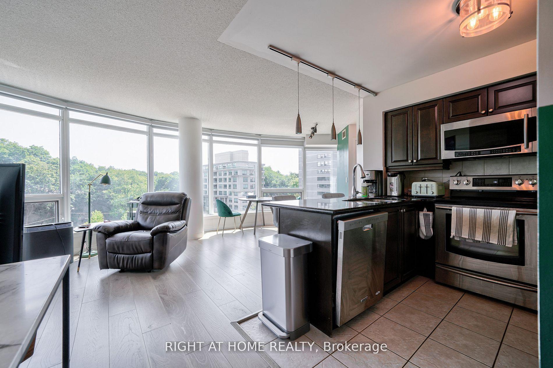 18 Valley woods Road 813 #813, Toronto — Condo for lease, photo 1