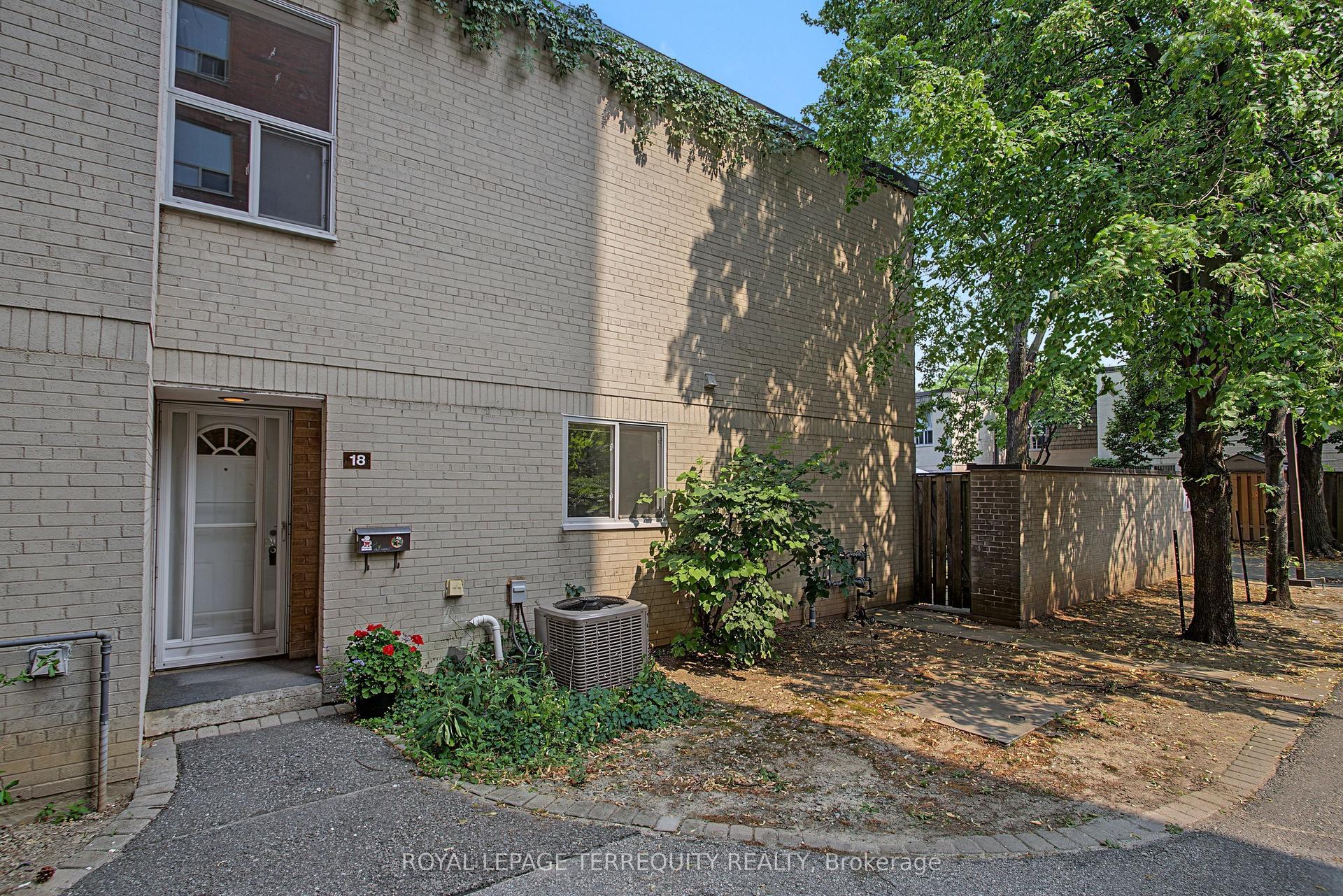 11 Four Winds Drive 18 #18, Toronto — Condo Town for sale, photo 1