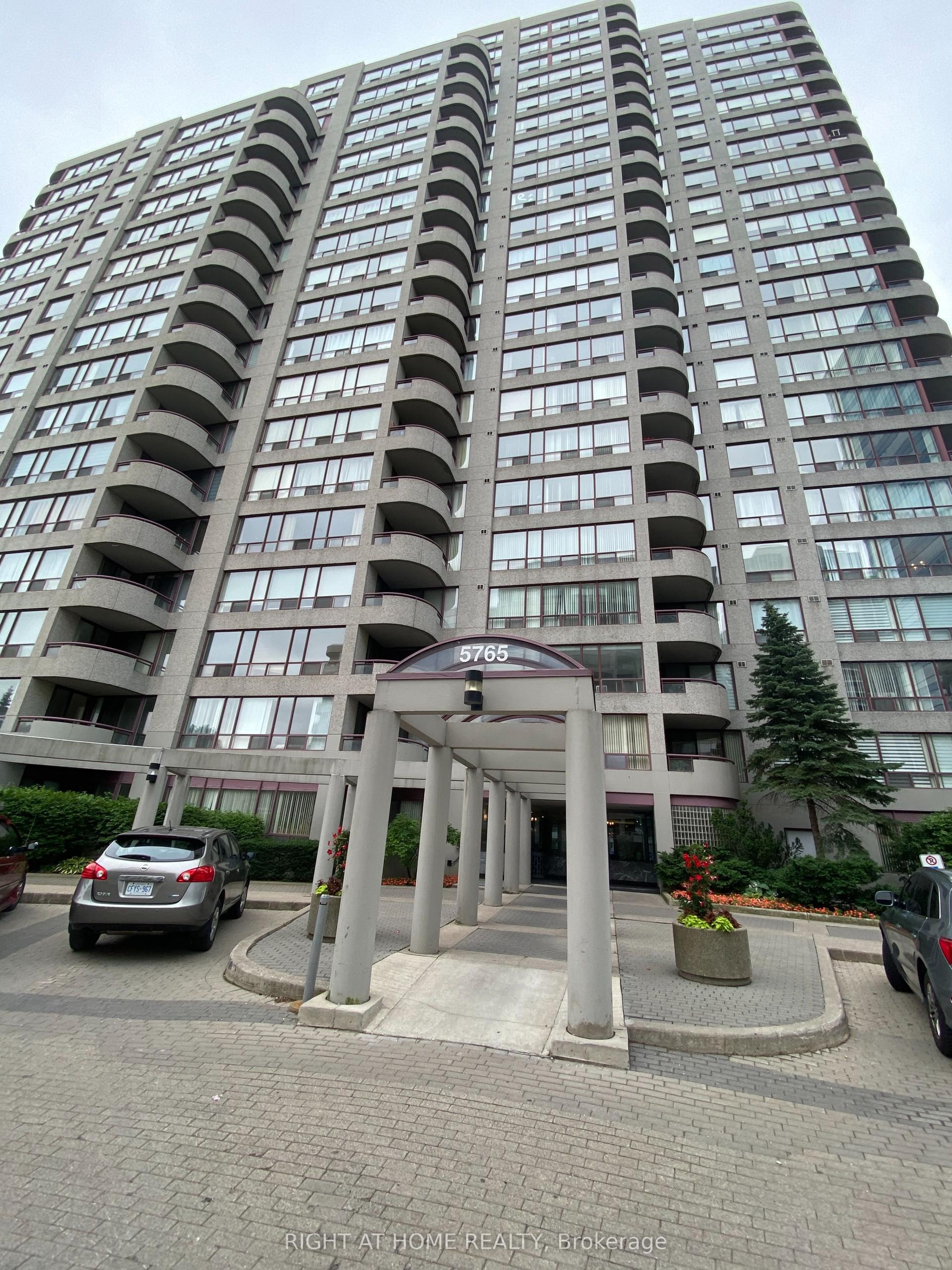 5765 N Yonge Street N 1504 #1504 — photo 1