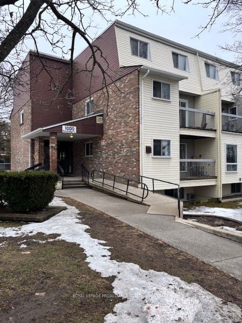 1000 Pembridge Crescent 102 #102 — photo 1