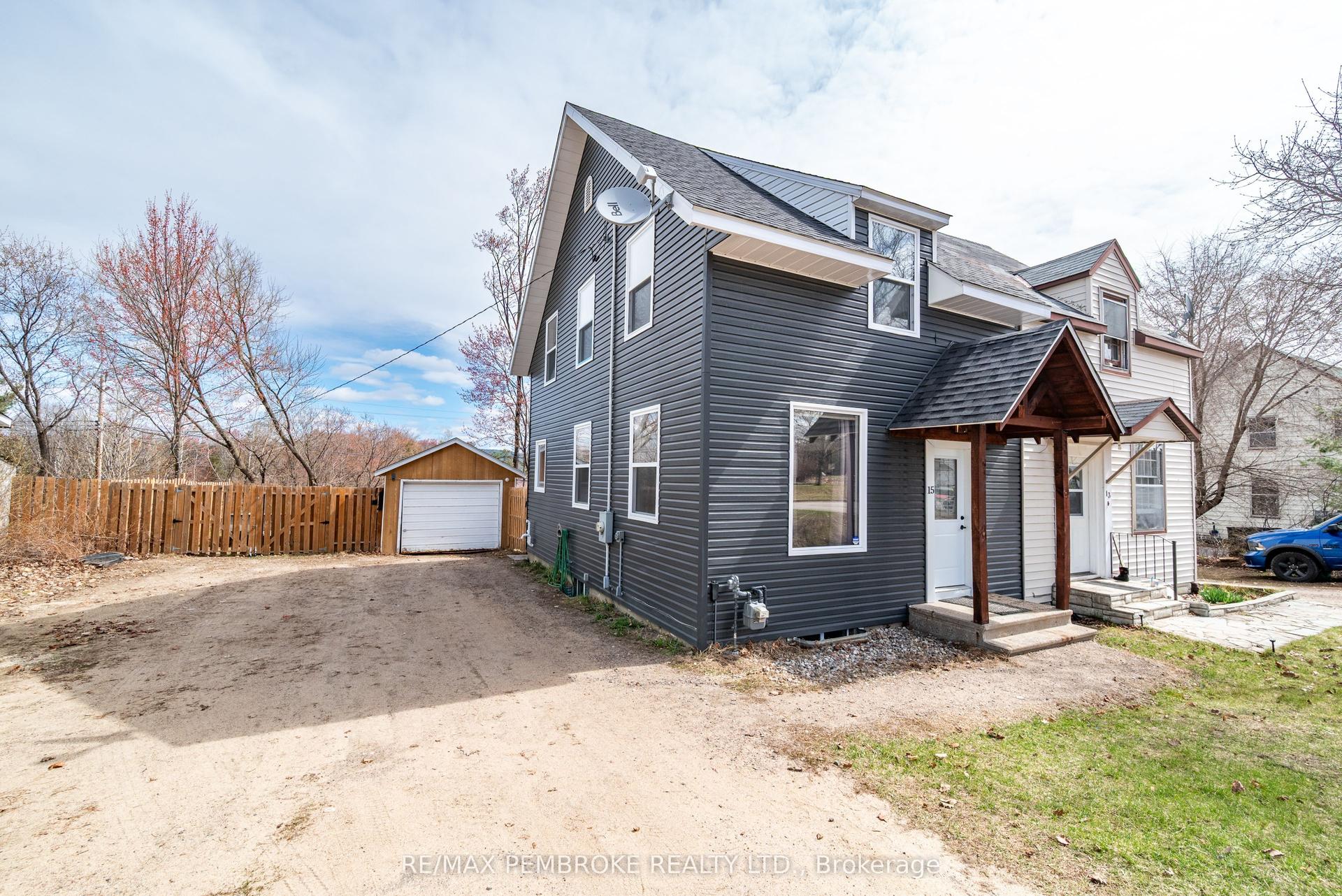 15 Alder Crescent — photo 1