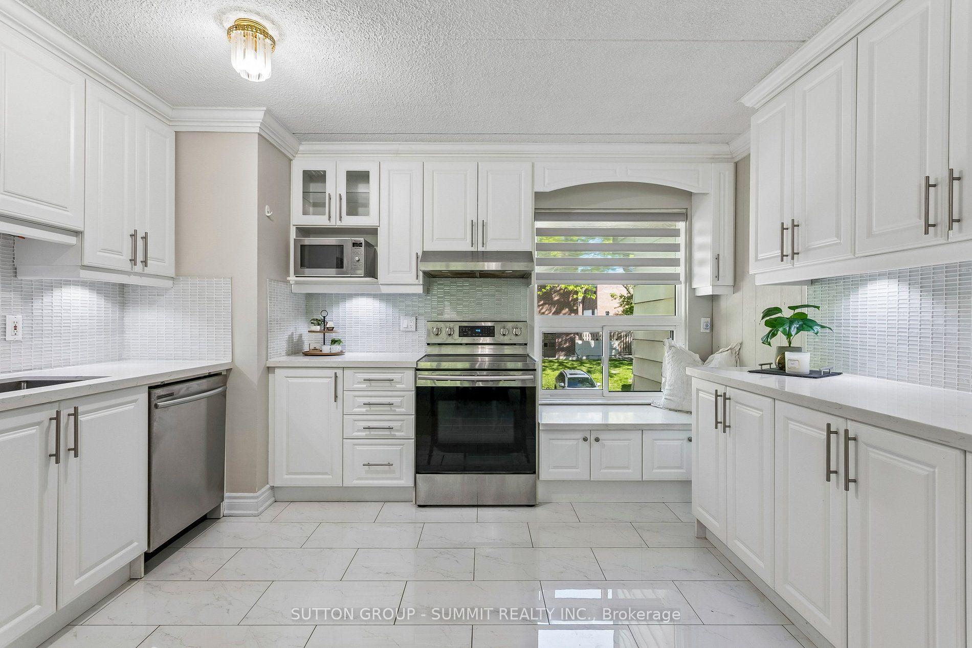 180 MISSISSAUGA VALLEY Boulevard 211 #211, Mississauga — Condo Town for sale, photo 1