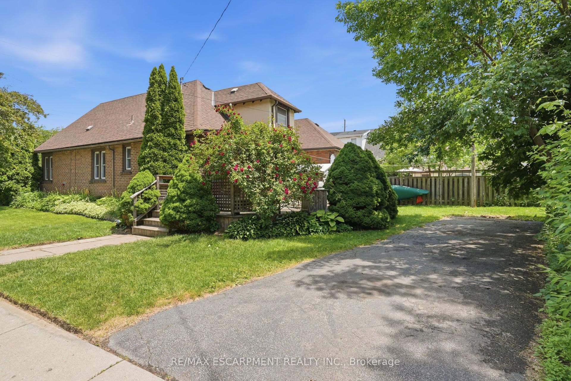 1642 King Street E — photo 1