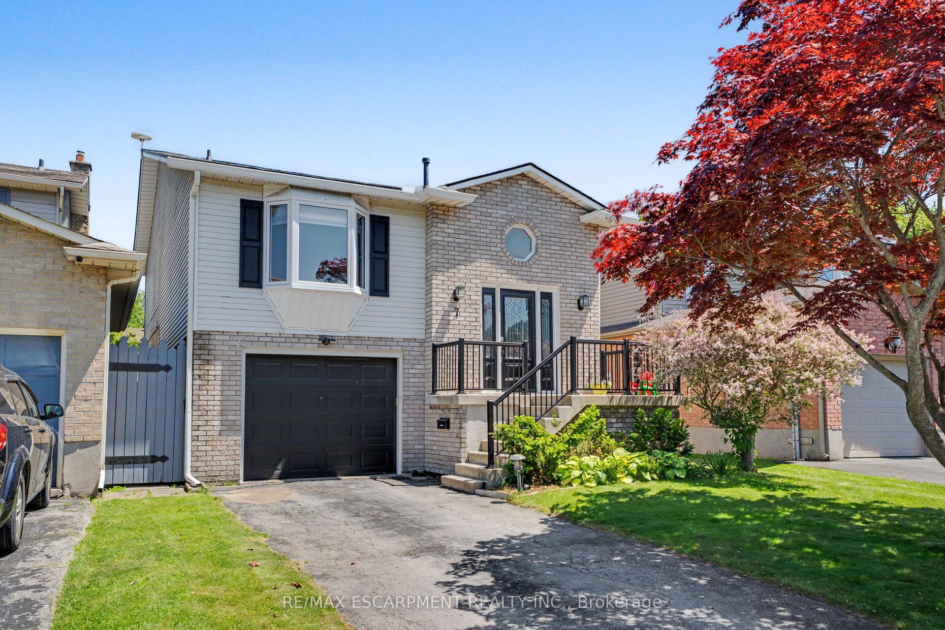 7 Rembrandt Drive — photo 1