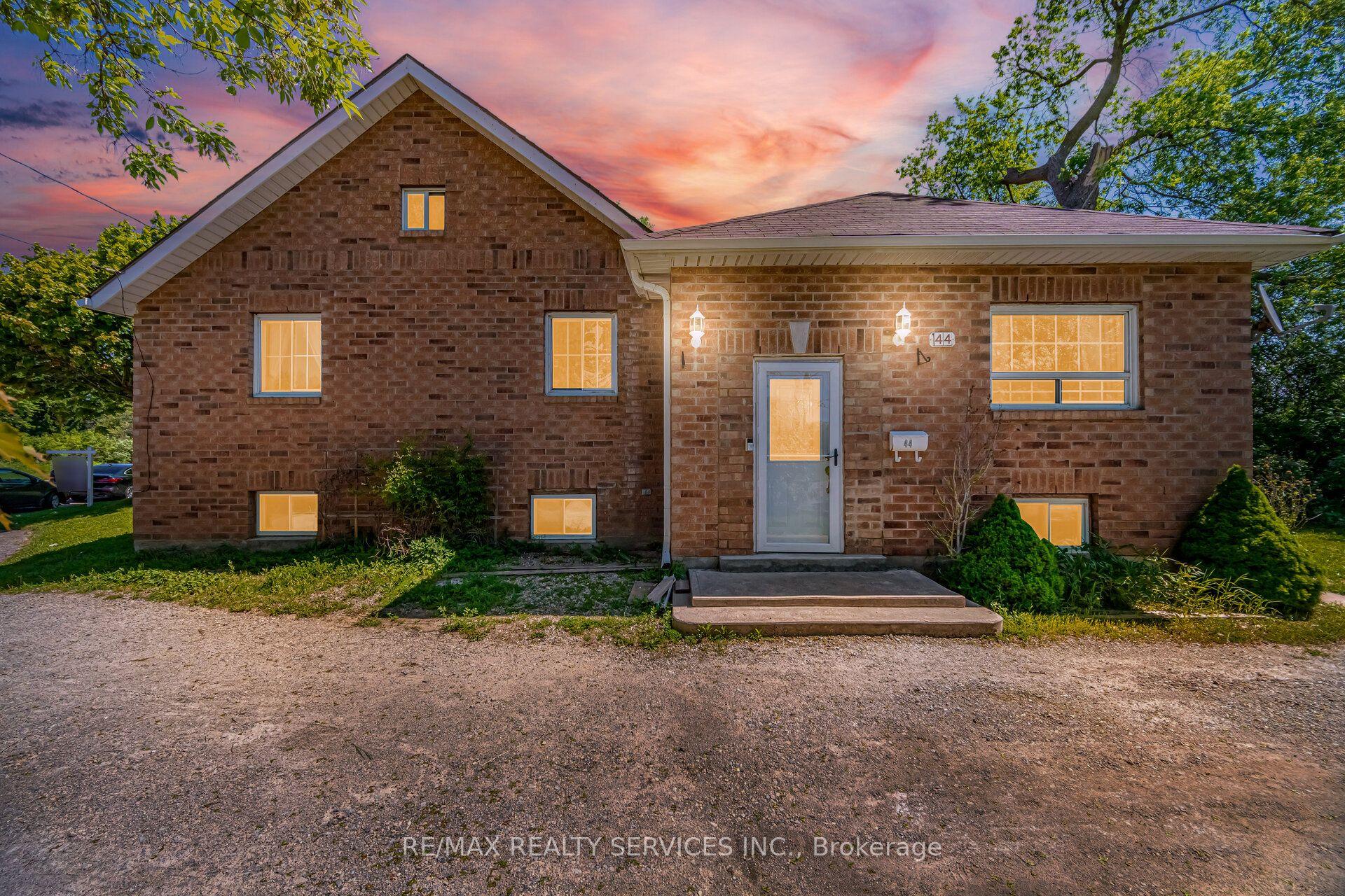44 MCLAUGHLIN Road S — photo 1
