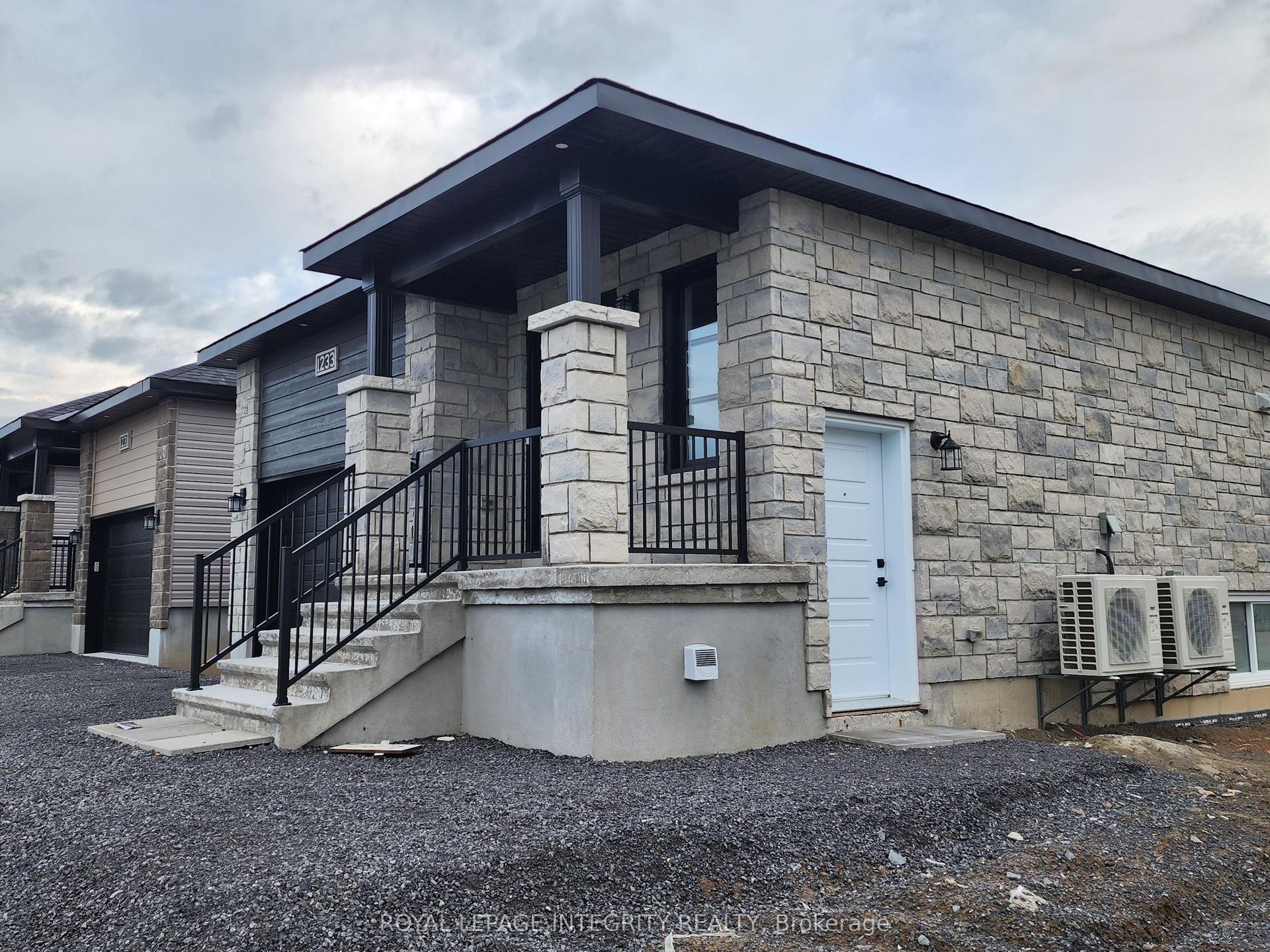 1233 Montblanc Crescent A #A, Russell — Detached for lease, photo 1