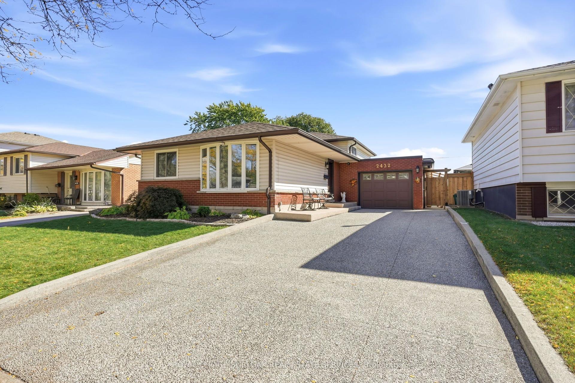 2432 Cyprus Avenue, Burlington — Detached for sale, photo 1