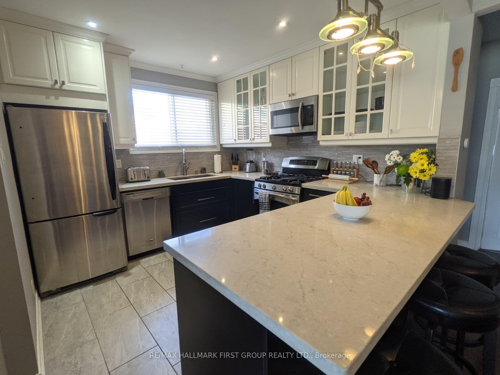 15 Thorncroft Crescent — photo 1