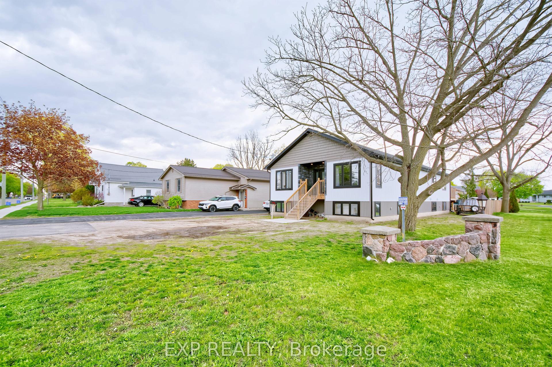 313 John Street S — photo 1