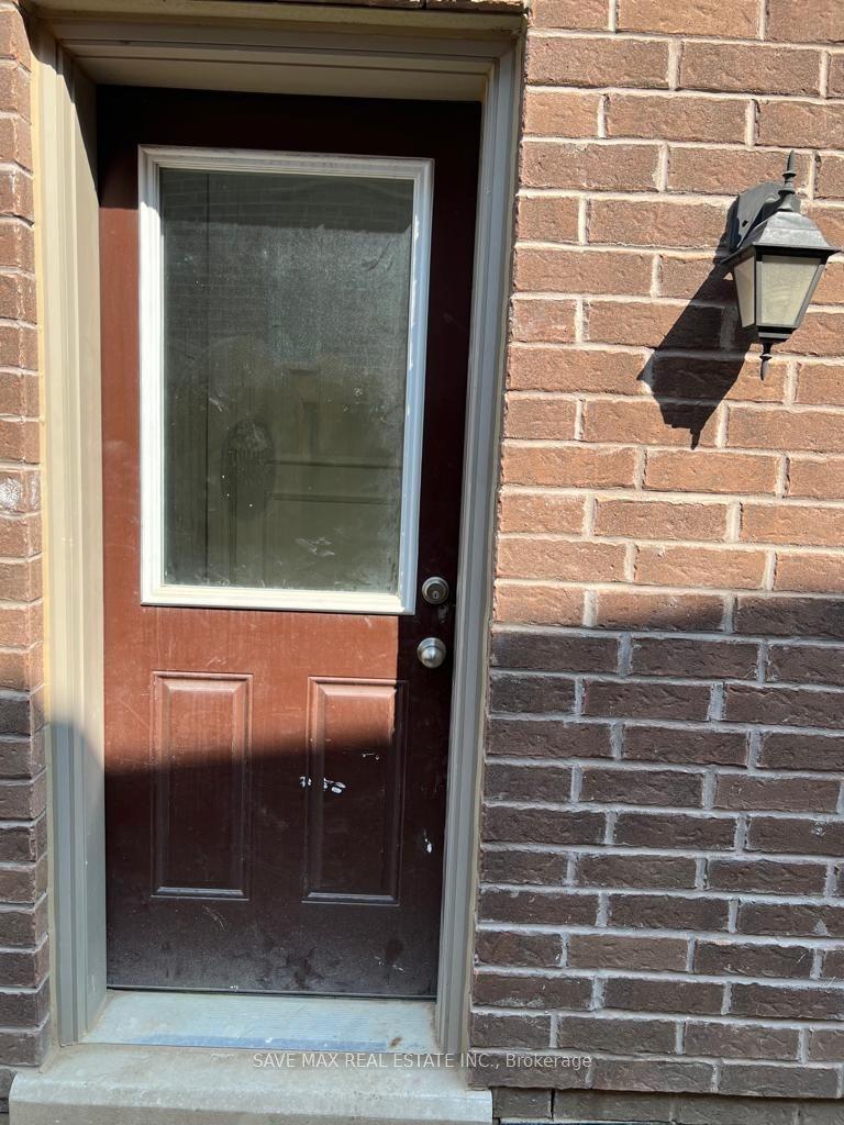 14 Lady Evelyn Crescent Basement #Basement, Brampton — Townhouse for lease, photo 1