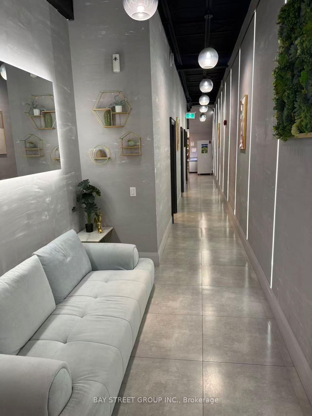 405 Dundas Street W — photo 1