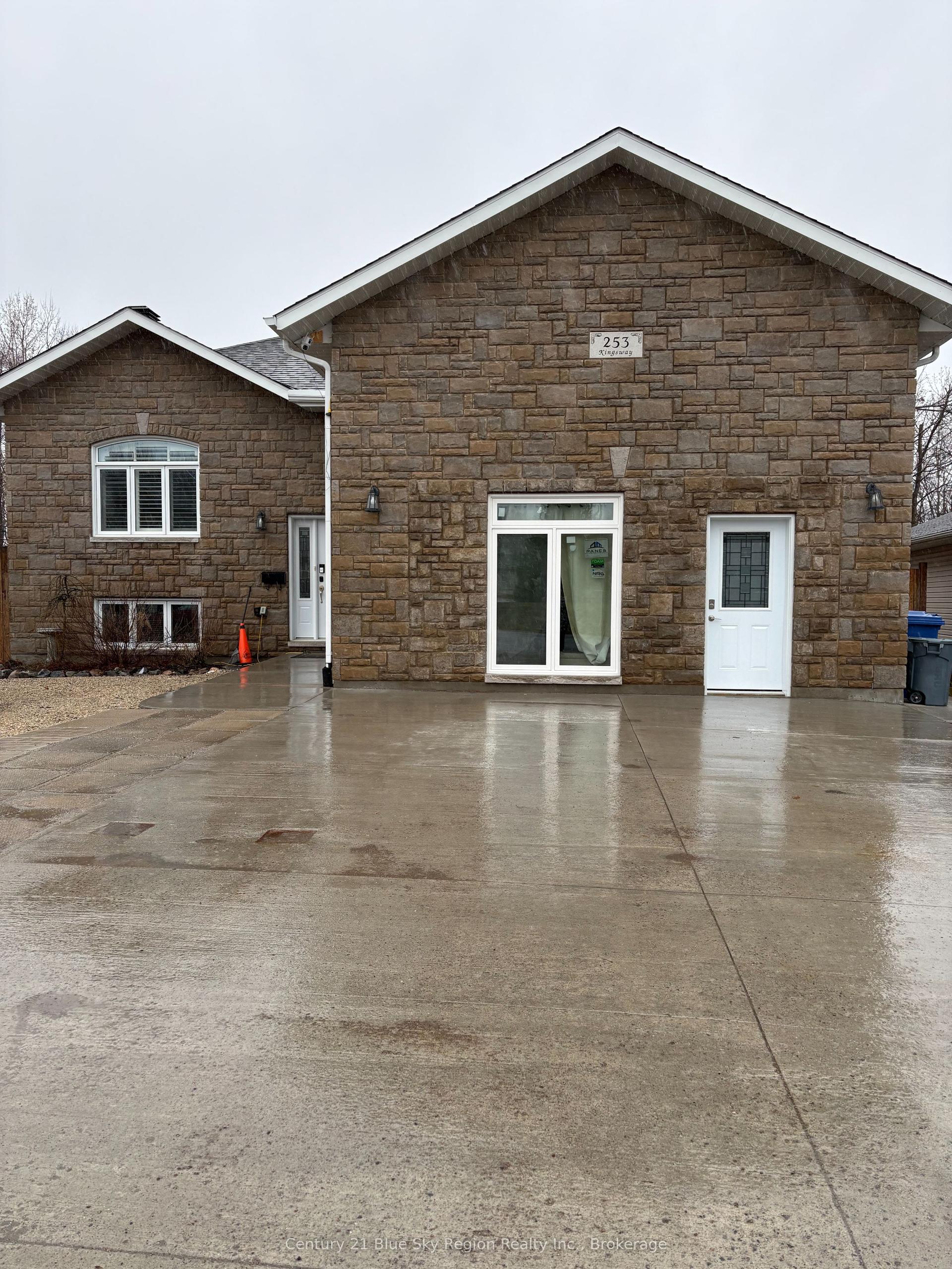 253 Kingsway Avenue — photo 1